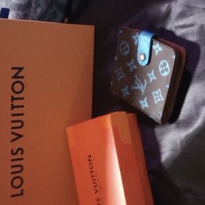 Authentic Louis Vuitton zippy wallet